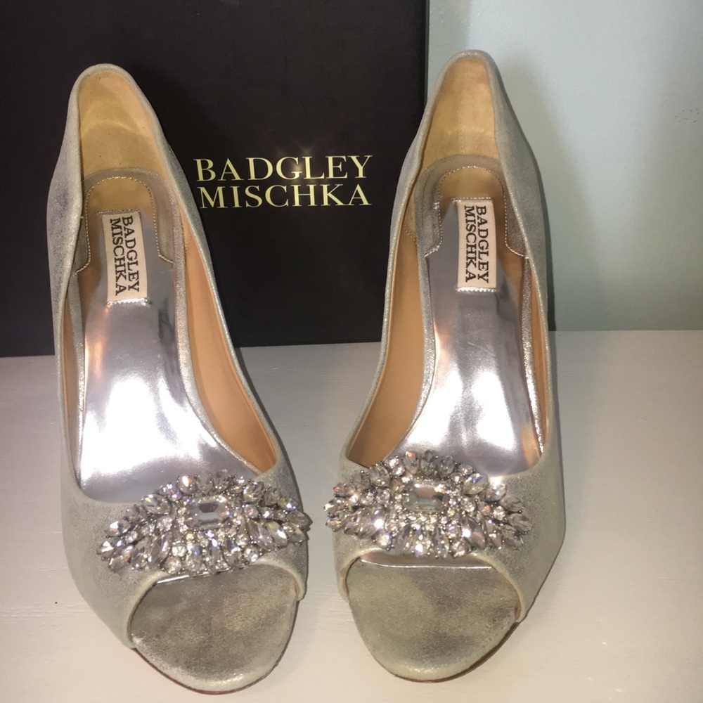 Badgley mischka silver lavender suede heels